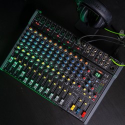 Citronic Live Mixer - CMC-18 - 18 channels with DSP USB Play Record Bluetooth PC Mac Connect 170.944UK